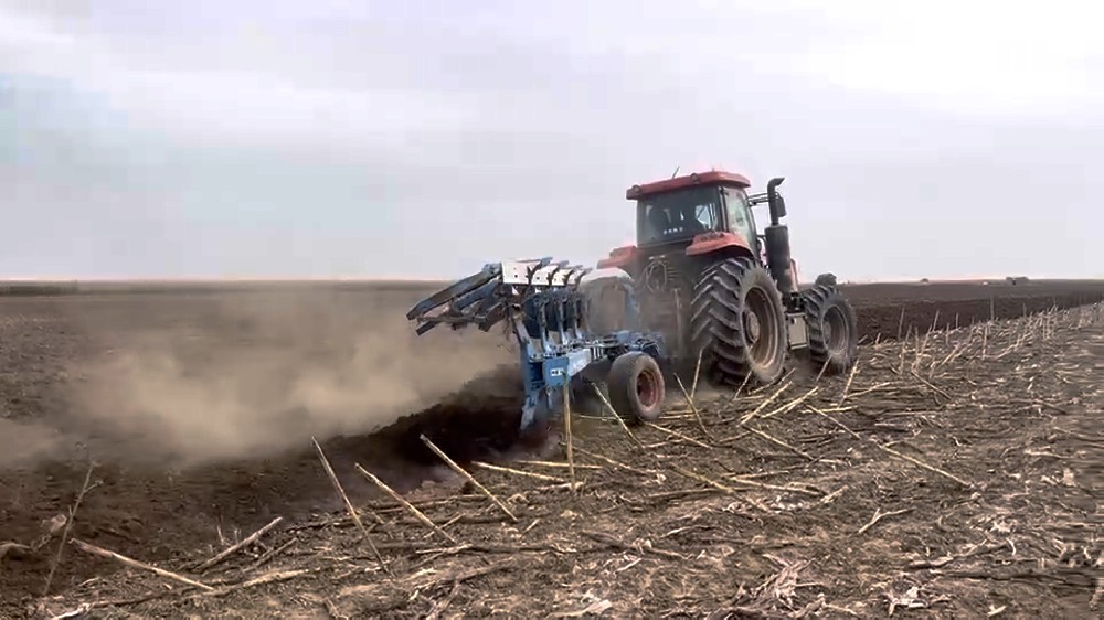 徐州凱爾XZE2604混合動(dòng)力拖拉機(jī)率先完成田間試驗(yàn)，引領(lǐng)農(nóng)機(jī)行業(yè)新潮流